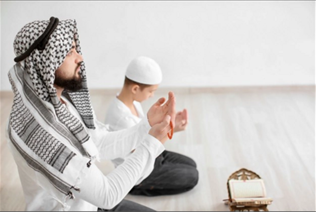 Ilustrasi keluarga yang sedang melantunkan sholawat nabi. https://www.freepik.com/