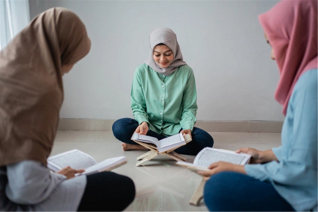 Ilustrasi wanita yang sedaang membaca yasin fadilah bersama. https://www.freepik.com/