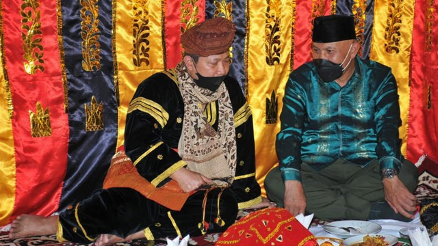 Kapolda Sumbar Irjen Pol Toni Harmanto Tuanku Rajo Sinaro Basa (kiri) bersama Gubernur Sumatera Barat Mahyeldi Datuak Marajo di acara penganugerahan gelar sangsako di gedung serba guna Nagari Paninjauan X Koto, Kabupaten Tanah Datar, Senin 28 Juni 2021. Foto: dok Humas