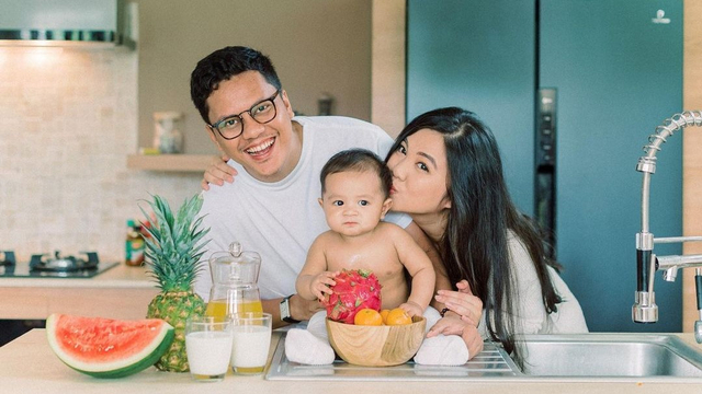 Keluarga Tiara Pangestika dan Arief Muhammad. Foto: Instagram/@tiarapangestika