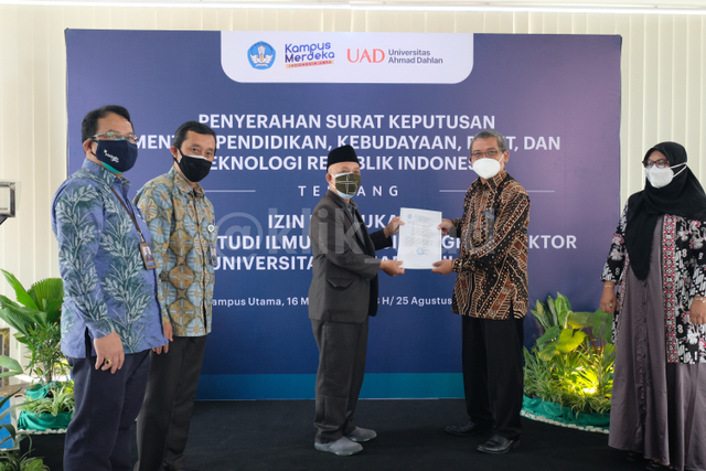Penyerahan Surat Keputusan Kemendikbudristek RI tentang pembukaan Program Doktor (S3) Prgram Studi Ilmu Farmasi UAD (Foto: Humas UAD)