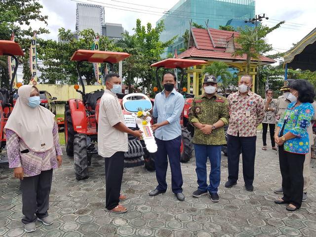 Anggota DPR RI Bambang Purwanto secara simbolis menyerahkan traktor roda empat kepada kelompok tani di Kotawaringin Barat/InfoPBUN/foto: Lukman Hakim