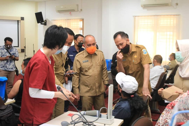 Wali Kota Pangkalpinang, Maulan Aklil (Tengah) saat tinjau pelaksanaan vaksinasi.