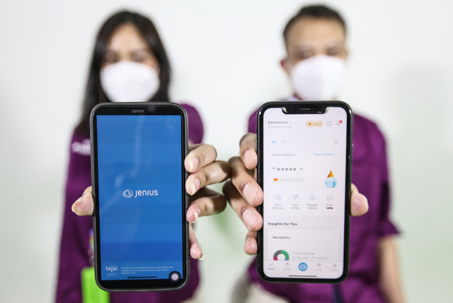 Karyawan menunjukan aplikasi  produk Jenius Bank BTPN. Foto: Dok. Istimewa