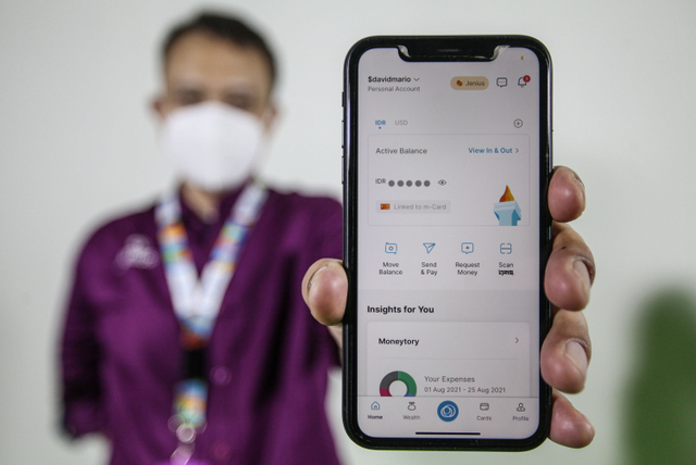 Karyawan menunjukan aplikasi  produk Jenius Bank BTPN. Foto: Dok. Istimewa