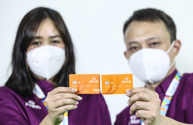 Karyawan menunjukan aplikasi  produk Jenius Bank BTPN. Foto: Dok. Istimewa