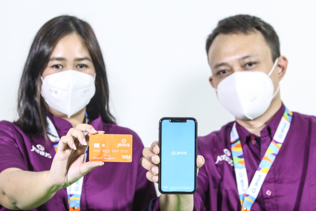 Karyawan menunjukan aplikasi produk Jenius Bank BTPN. Foto: Dok. Istimewa