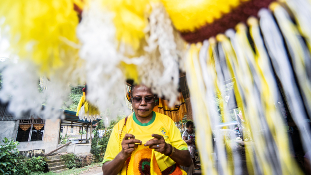 Warga merajut benang untuk dijadikan noken di Polimak IV Kota Jayapura, Papua, Kamis (26/8/2021). Foto: Muhammad Adimaja/ANTARA FOTO