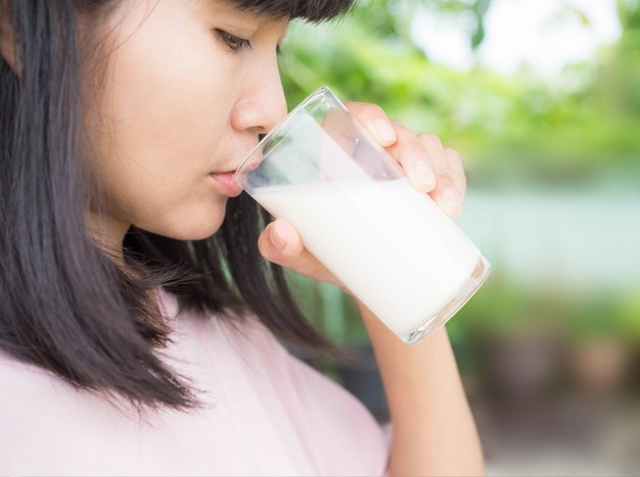 Ilustrasi Wanita Mengonsumsi Susu Promil. Foto: Freepik