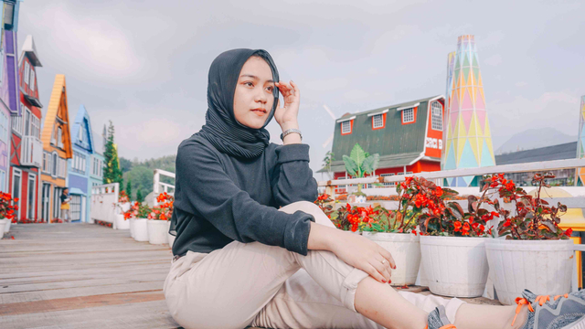 Ilustrasi baju hitam dengan jilbab. Sumber: unsplash