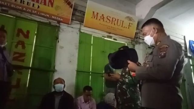 Polisi saat melakukan olah TKP di Toko Emas Aulia Chan yang berada di Simpang Limun, Medan, Kamis (26/8). Foto: Dok. Istimewa