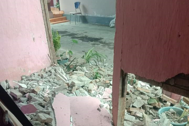 Rumah warga Tojo Una-Una rusak akibat gempa 5,8 M, Kamis (26/8).
 Foto: BNPB