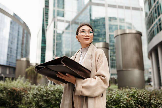 WFH dan WFO bergantian? Yuk, buat kerja jadi lebih teratur! Ikuti tiga cara di bawah ini! Foto: Shutterstock.