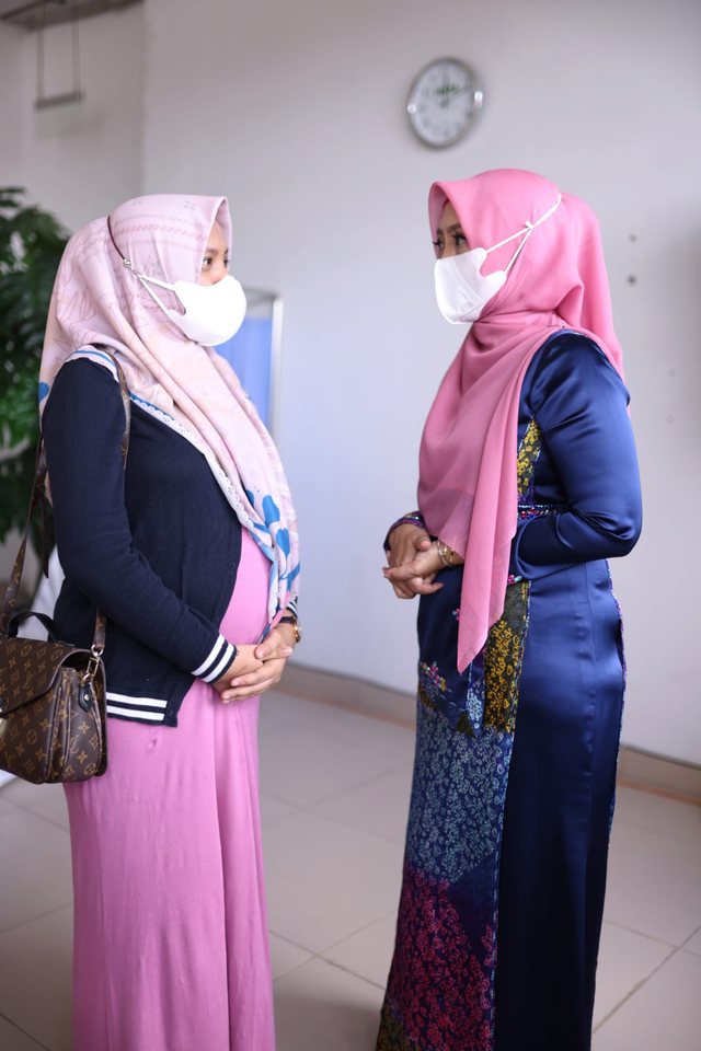 Ketua TP PKK Aceh Dyah Erti Idawati berbicara dengan seorang ibu hamil yang bersiap untuk mengikuti vaksinasi COVID-19 di aula RSIA Aceh, Kamis (26/8). Foto: Abdul Hadi/acehkini