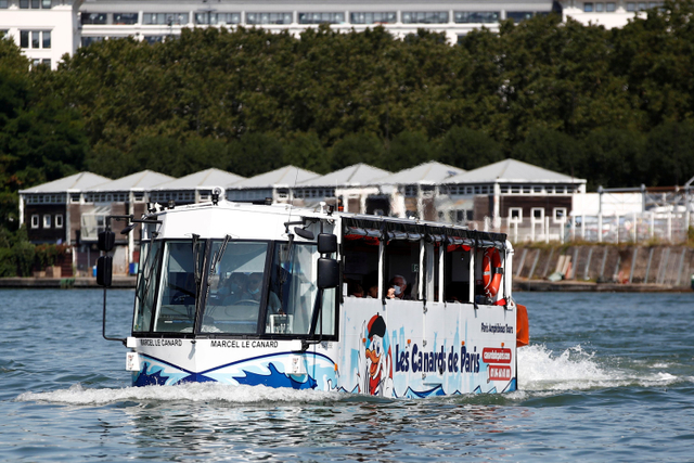 Bus amfibi bernama Marcel le Canard (Marcel The Duck) memasuki sungai Seine selama tur keliling Paris, di Sevres dekat Paris, Prancis. Foto: Sarah Meyssonnier/REUTERS