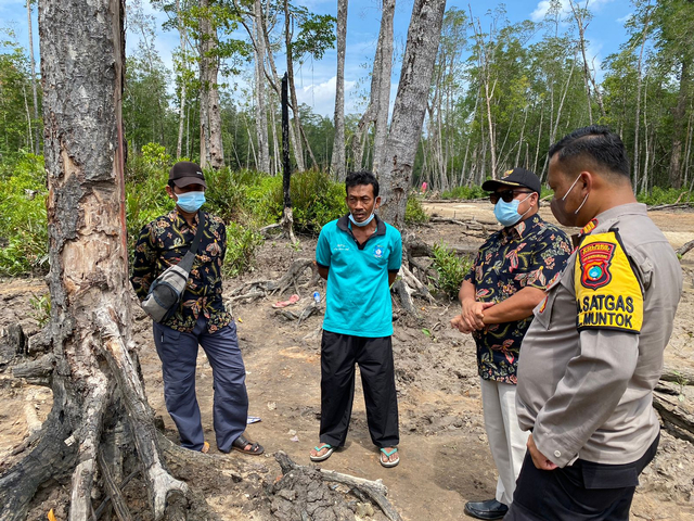 Tim gabungan saat lakukan kegiatan imbauan kepada para penambang yang bekerja di kawasan hutan mangrove.