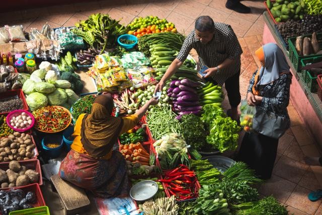 Membeli sayuran lokal di pasar terdekat bisa mengurangi emisi individu. Kredit foto: Alex Hudson/Unsplash