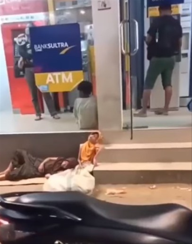 Momen memilukan dua orang bocah perempuan di Sulawesi Tenggara tertidur pulas di depan gerai ATM saat warga tengah menarik uang. (Foto: Instagram/@trending_youtube_)