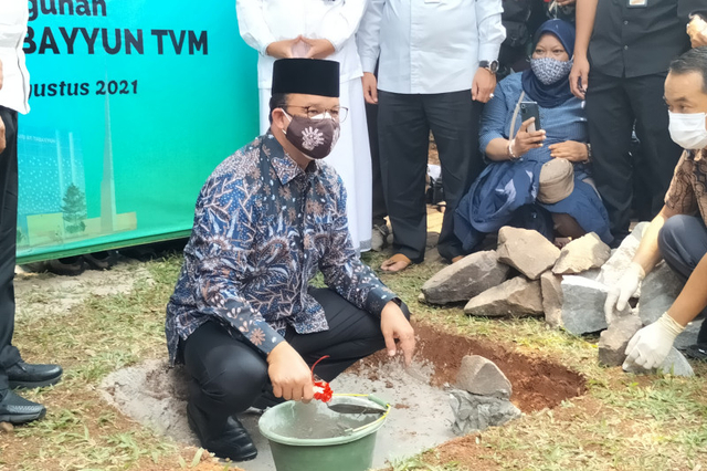 Anies Baswedan saat menghadiri acara peletakan batu pembangunan masjid At-Tabayyun Meruya, Jakarta Barat, Jumat (27/8/2021). Foto: ANTARA / Walda