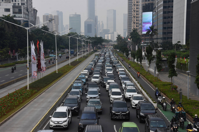 Sejumlah kendaraan berjalan tersendat akibat pengalihan arus pemberlakuan ganjil-genap di kawasan Jalan Jenderal Sudirman, Senayan, Jakarta, Jumat (27/8/2021). Foto: Indrianto Eko Suwarso/Antara Foto