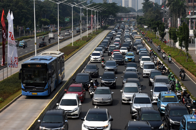 Sejumlah kendaraan berjalan tersendat akibat pengalihan arus pemberlakuan ganjil-genap di kawasan Jalan Jenderal Sudirman, Senayan, Jakarta, Jumat (27/8/2021). Foto: Indrianto Eko Suwarso/Antara Foto