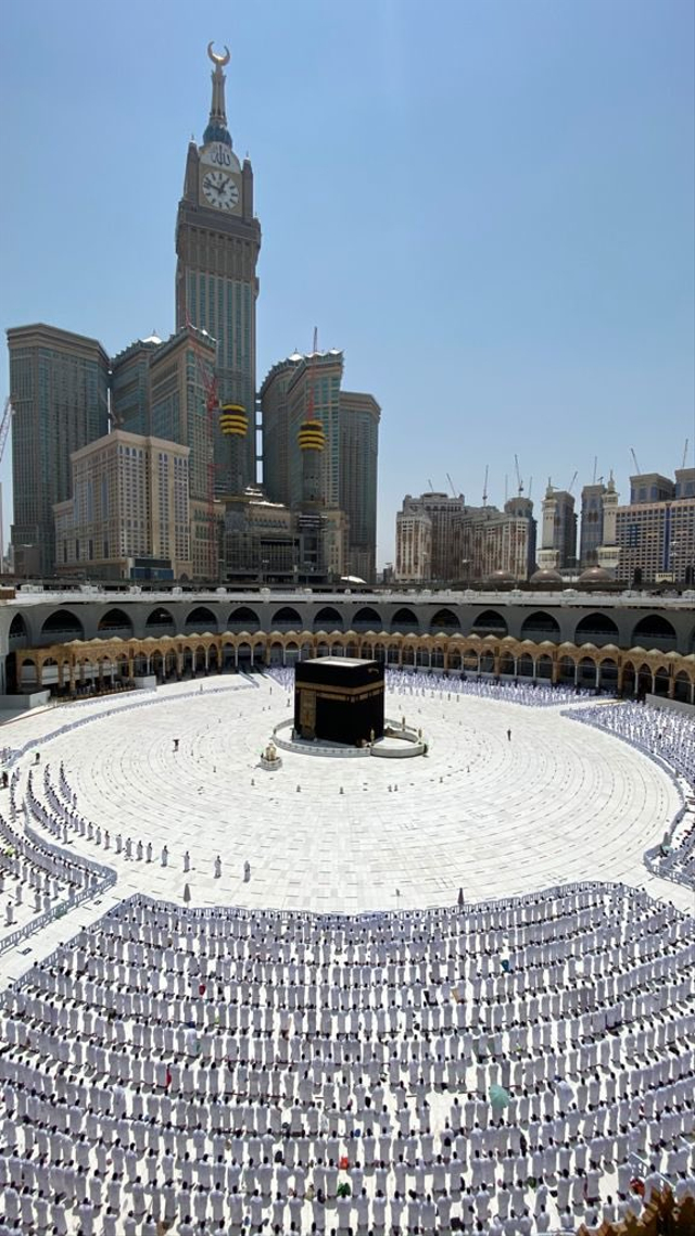 Suasana salat Jumat di Masjidil Haram pada 27 Agustus 2021. Jemaah tampak lebih rapat. Foto: Makkah Region