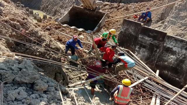 Proyek pembangunan tembok penahan tanah (TPT)  pada Bendungan Pacal di Desa Klepek, Kecamatan Sukosewu, Kabupaten Bojonegoro, yang alami longsor. Jumat (27/08/2021) (istimewa)