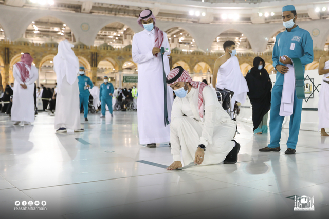 Stiker social distancing di Masjidil Haram untuk salat diatur ulang sehingga bisa menampung jemaah lebih banyak, 25 Agustus 2021. Foto: gph.gov.sa