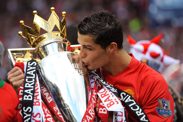 Pemain Manchester United Cristiano Ronaldo merayakan gelar juara Liga Inggris di Old Trafford, Manchester, Inggris pada 16 Mei 2009.  Foto: Michael Regan/REUTERS