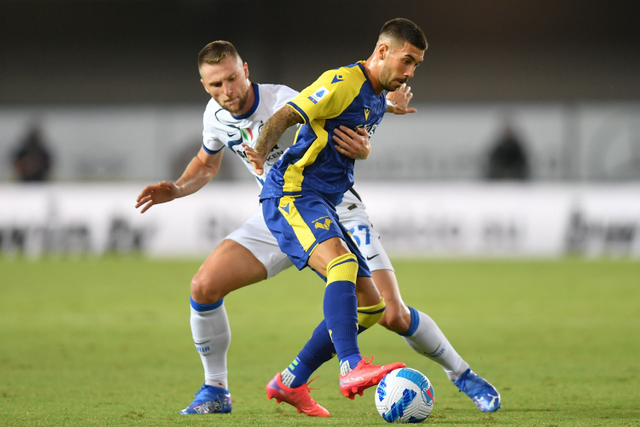 Pemain Inter Milan Milan Skriniar berebut bola dengan pemain Hellas Verona pada pertandingan Liga Italia di Stadio Marc'Antonio Bentegodi, Verona, Italia. Foto: Daniele Mascolo/REUTERS
