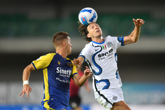Pemain Inter Milan Matteo Darmian berusaha melewati pemain Hellas Verona pada pertandingan Liga Italia di Stadio Marc'Antonio Bentegodi, Verona, Italia. Foto: Daniele Mascolo/REUTERS