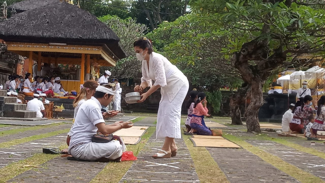 Umat yang bersembahyang di Pura Jagatnatha, Denpasar, Bali mendapatkan percikan tirta suci - IST 