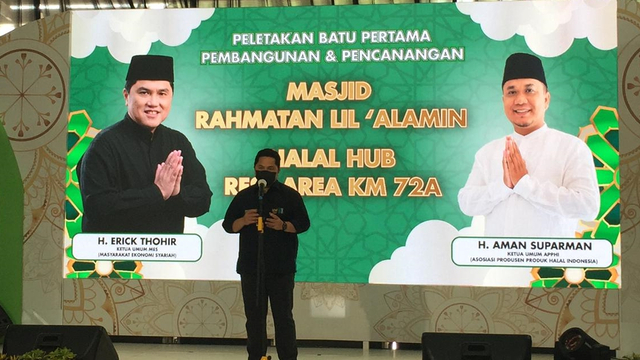 Menteri BUMN Erick Thohir dalam acara pencanangan halal hub di Rest Area 72A, Tol Cipularang, Jawa Barat, Sabtu (28/8). Foto: Muhammad Darisman/kumparan