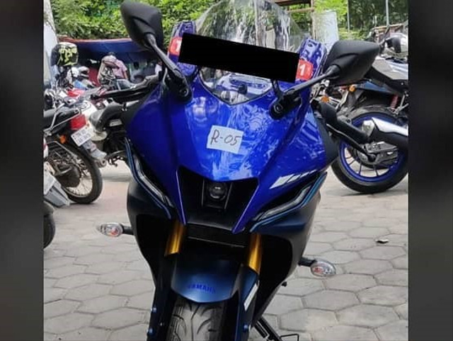 Tampang depan dari Yamaha R15 baru di diler India. Foto: Rev Nitro
