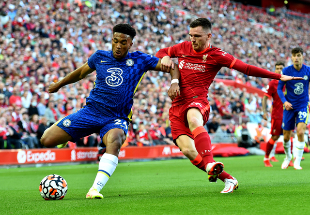 Pemain Chelsea Reece James duel dengan pemain Liverpool Andrew Robertson saat bertanding di Anfield, Liverpool, Inggris. Foto: Peter Powell/Reuters