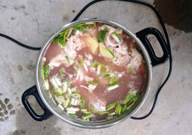 Sop Buaya yang dimasak oleh para TKA China di Konawe, Sultra. Foto: Dok BKSDA Sultra