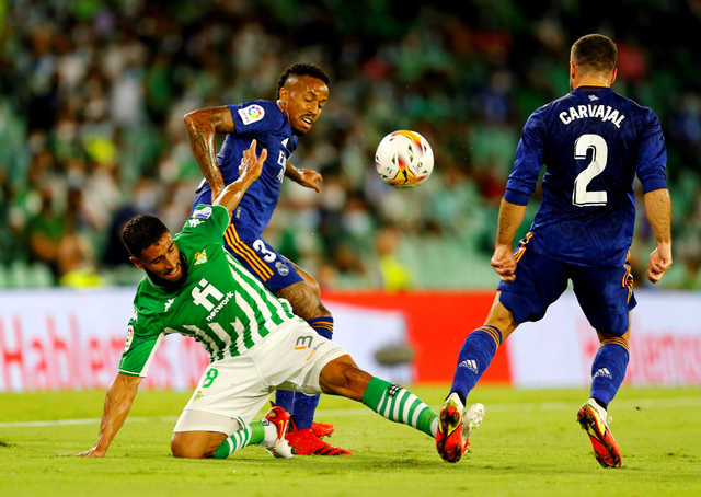 Pemain Real Betis Nabil Fekir duel dengan pemain Real Madrid Eder Militao dan Dani Carvajal saat pertandingan melawan Real Betis di Estadio Benito Villamarin, Seville, Spanyol. Foto: Marcelo Del Pozo/Reuters