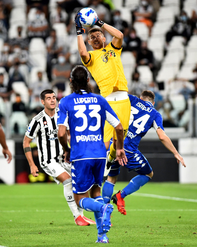Guglielmo Vicario dari Empoli saat bertanding melawan Juventus di Allianz Stadium, Turin, Italia. Foto: Massimo Pinca/Reuters