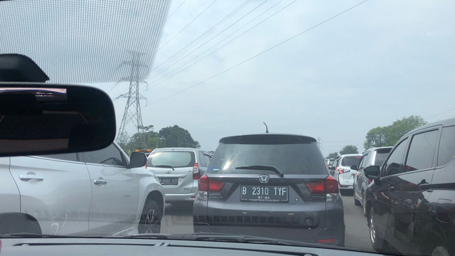 Kepadatan lalu lintas menuju Puncak sebelum gerbang Tol Ciawi. Foto: Chairunnisa Diya Silmi/kumparan