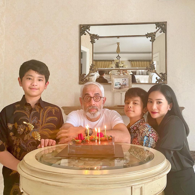 Potret Keluarga Bunga Zainal. Foto: instagram @bungazainal05