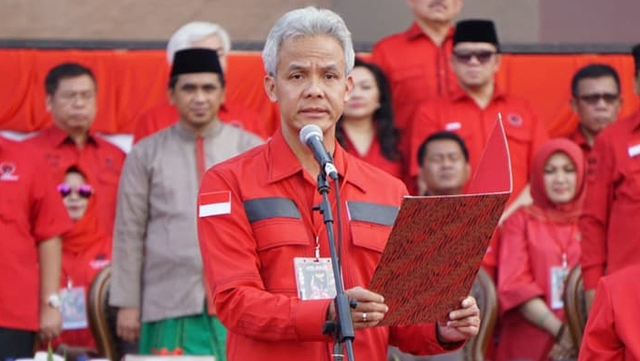 Ganjar Pranowo memakai seragam PDIP Perjuangan di Stadion Manahan, 11 Mei 2018. Foto: Facebook/Ganjar Pranowo