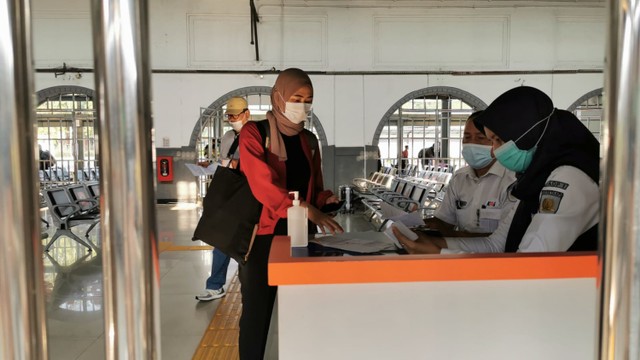 Calon penumpang kereta di Stasiun Gambir. Foto: Dok. KAI