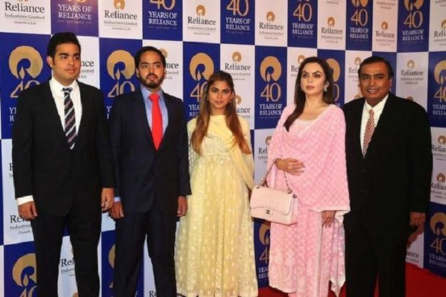 Mukesh Ambani beserta keluarga/kumparan.com