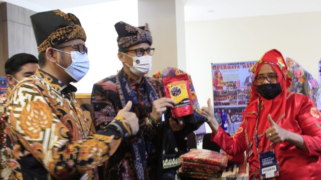 Menteri Pariwisata dan Ekonomi Kreatif Sandiaga Uno dorong pelaku UMKM berinovasi. Foto: Kemenparekraf