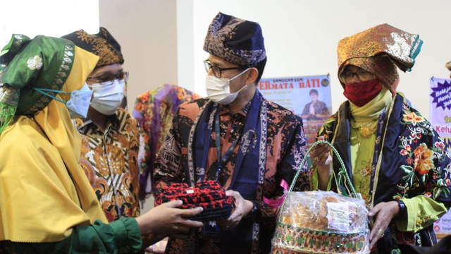 Menteri Pariwisata dan Ekonomi Kreatif Sandiaga Uno dorong pelaku UMKM berinovasi. Foto: Kemenparekraf