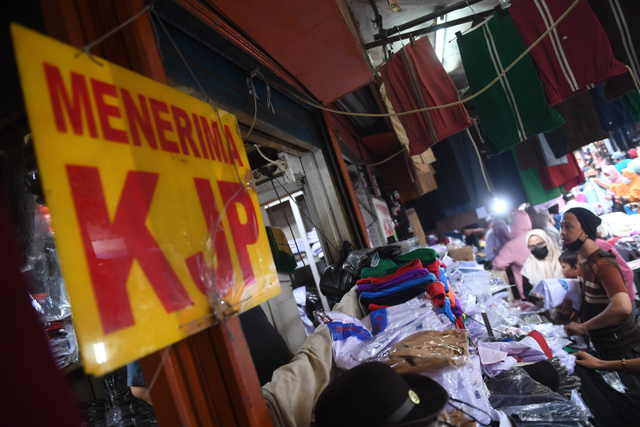 Warga membeli seragam sekolah di Pasar Jatinegara, Jakarta, Minggu (29/8/2021). Foto: Akbar Nugroho Gumay/ANTARA FOTO