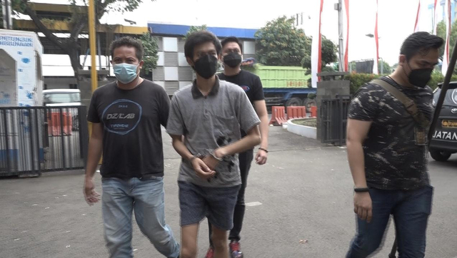 AH penipu yang catut nama Jokowi ditangkap Satreskrim Polres Metro Jakarta Barat. Foto: Dok. Istimewa