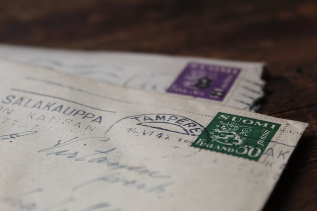 Surat adalah sarana komunikasi tertulis yang digunakan untuk mengirim pesan. Foto: Unsplash