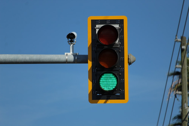 Lampu lalu lintas mempunyai peran penting dalam pergerakan lalu lintas. Foto: Unsplash
