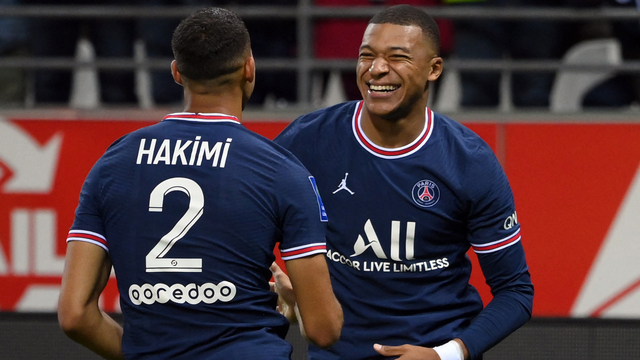 Pemain Paris Saint-Germain Kylian Mbappe berselebrasi bersama Achraf Hakimi saat pertandingan menghadapi Stade de Reims di Stade Auguste-Delaune, Reims, Prancis, Minggu (29/8). Foto: Franck Fife/AFP